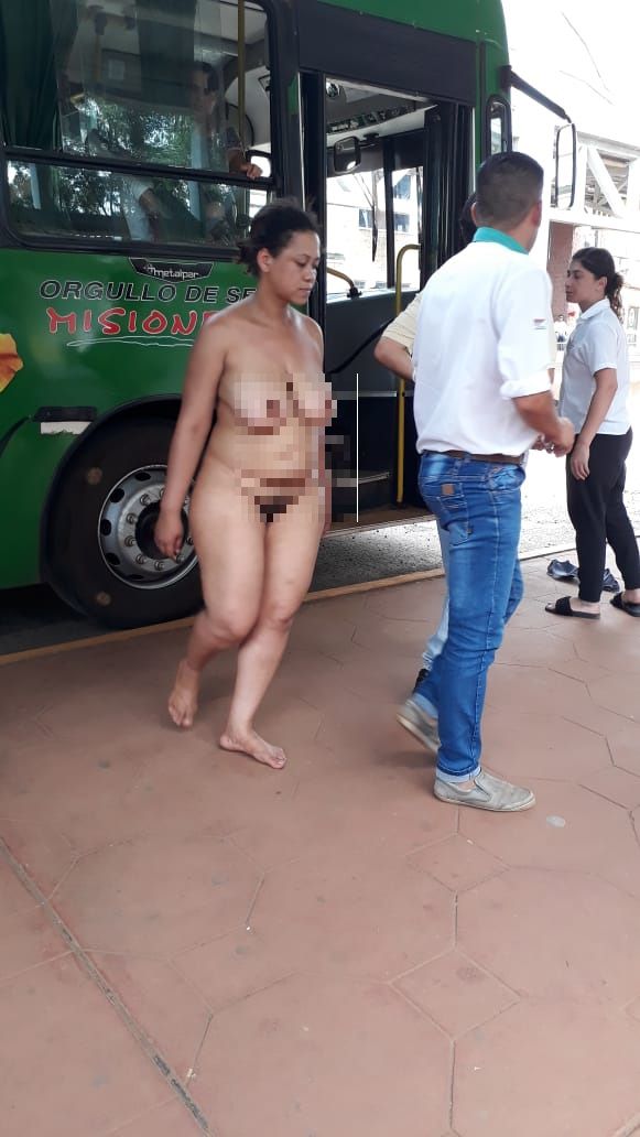 Una mujer se desnudó en una estación de colectivos Stop en línea