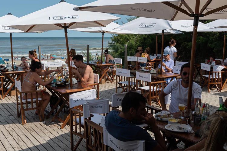 Vacaciones: Cuánto cuesta comer frente al mar en Cariló | Stop en línea